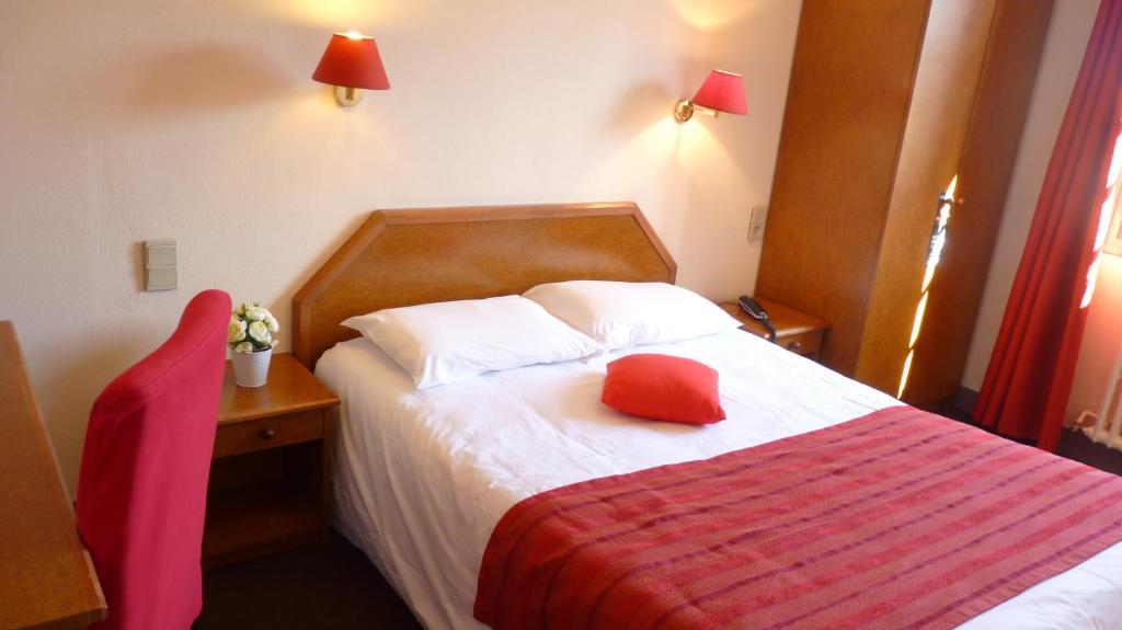 Hotel-Restaurant La P'Tite Auberge Lillebonne Room photo